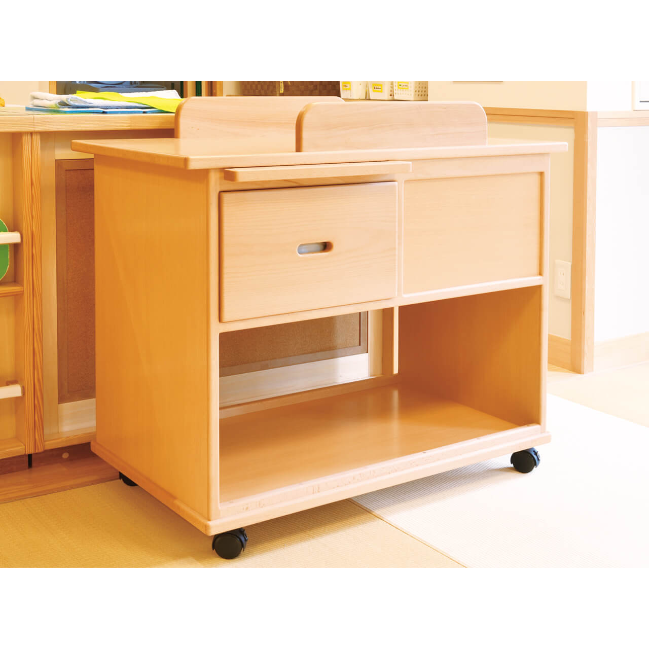子供用補助イス【CAMBRO社製】2台 中古 おむつ交換台 - 木の保育家具｜株式会社ナガサワ