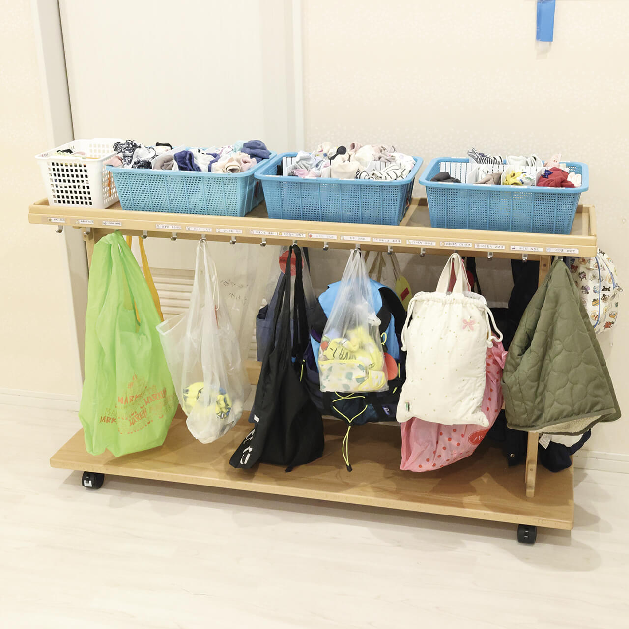 キャスターラック - 木の保育家具｜株式会社ナガサワ木の保育家具