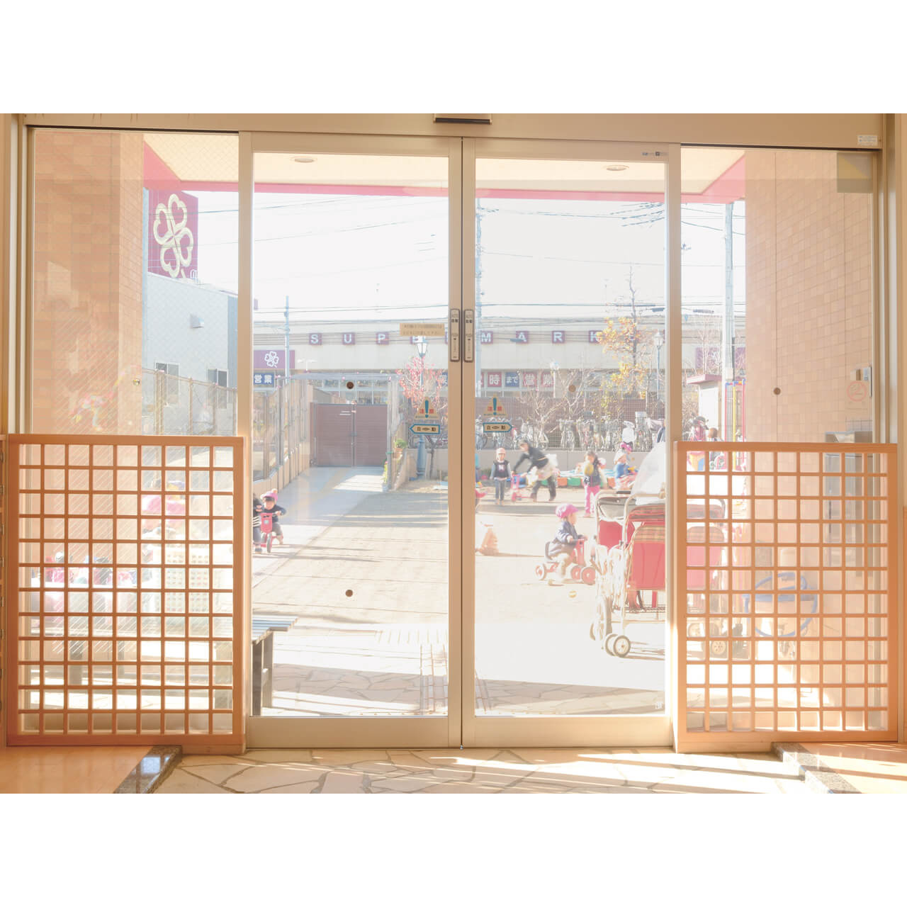 自動ドア衝突防止柵 - 木の保育家具｜株式会社ナガサワ木の保育家具