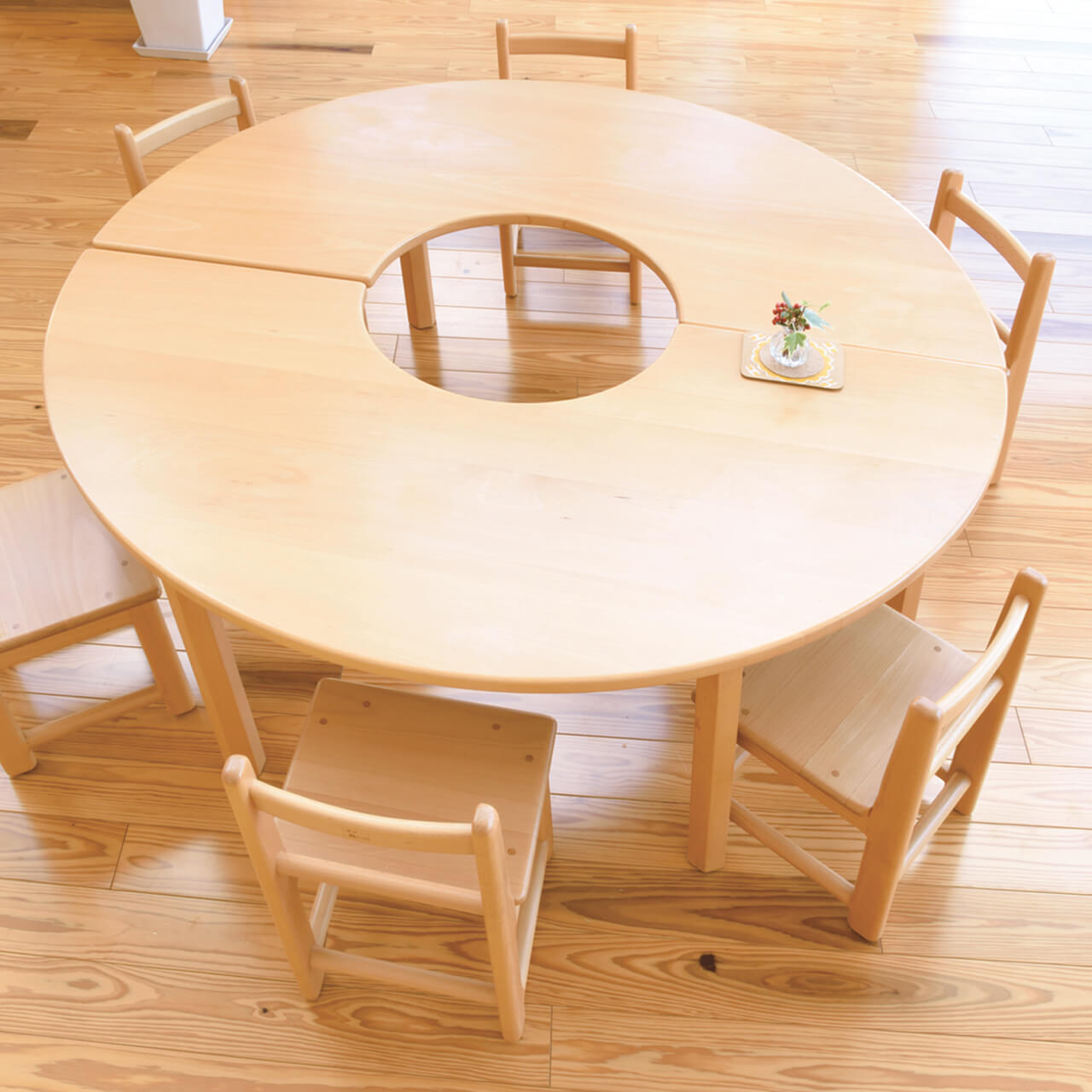 半ドーナツテーブルそのまま固定脚 - 木の保育家具｜株式会社ナガサワ